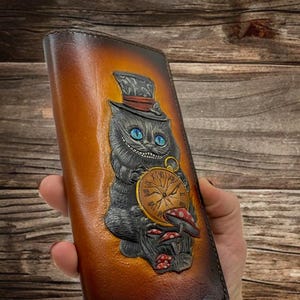 Cartera larga de cuero hecha a mano personalizada para hombres o mujeres: estilo Steampunk Cheshire Cat, regalo personalizado para papá, tema de Alicia en el país de las maravillas