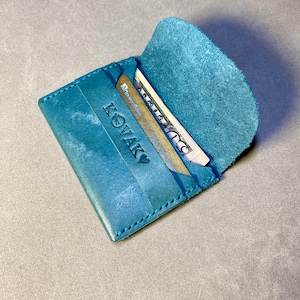 Cartera de cuero con solapa para tarjetas: accesorio de cuero minimalista único hecho a mano, organizador de bolsillo EDC como regalo de San Valentín o regalo de bodas
