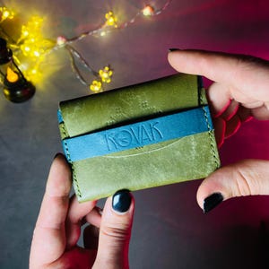 Cartera de cuero minimalista personalizada, tarjetero de cuero Pueblo pequeño, billetera EDC con bolsillo frontal, regalo para ella, regalo para mamá, para damas de honor