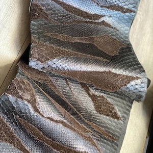Bruingoud slangenleer, mat exotisch leer, getextureerd slangenleer voor portemonnees en lederwaren