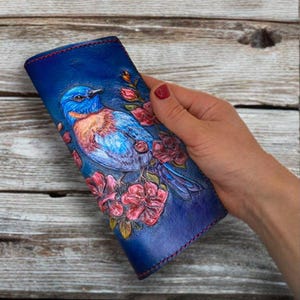 Carteira de arte personalizada Sakura Bird - Carteira de couro feminina exclusiva com ornamento floral, presente pintado à mão, presente para ela, carteira longa personalizada