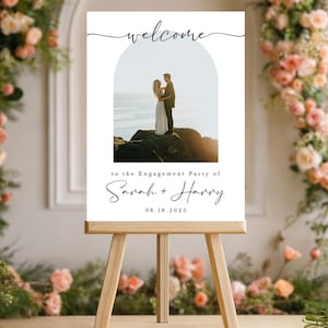 Letrero minimalista de bienvenida para fiesta de compromiso con foto personalizada. Señalización para eventos en póster, lienzo y cartón pluma. Letrero impreso elegante y personalizado.