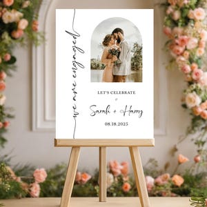 Verlovingswelkomstbord met foto We zijn verloofd feest Bewegwijzering in moderne stijl Aangepaste minimalistische gedrukte poster, canvas, foamboard voor evenementen