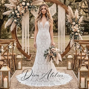 Vestido de novia bohemio de encaje estilo sirena, tirantes finos, escote en V, espalda descubierta y cola de corte.
