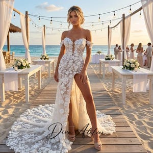 Puede incluir: Un vestido de novia blanco con hombros descubiertos, adornado con intrincados apliques de encaje floral, un corpiño transparente y una abertura alta en la pierna. El vestido tiene una cola larga y fluida con detalles de encaje a juego.