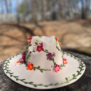 Boho Filzhut mit Blumenmuster, Rankenborte & Hummel Akzent - Handgefertigter Westernhut für Gartenpartys, Festivals im Cowboy Carter Stil