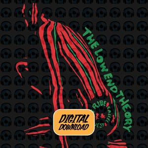 Może przedstawiać: Cyfrowe pobieranie przedstawiające stylizowaną postać w czerwono-zielone paski, na czarnym tle z powtarzającymi się kształtami czaszek. Widoczny jest również tekst "THE LOW END THEORY" i "A Tribe Called Quest".