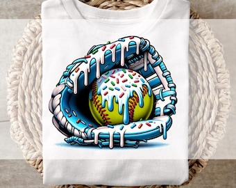 Pode incluir: Uma camiseta branca com um gráfico de uma luva de softbol azul e branca com uma bola de softbol amarela dentro. A bola de softbol está coberta de glacê branco e granulado colorido.
