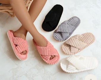 Pantuflas de pana con tiras cruzadas para mujer, pantuflas suaves y afelpadas para el hogar, cómodas sandalias para interiores, zapatos cálidos para el dormitorio.