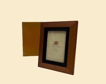 Vintage 80s picture frame, 3.5" x 5" light brown wooden photo frame with wall hanging hook and tabletop stand