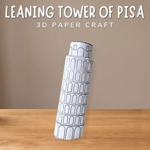 Könnte beinhalten: Ein 3D-Papierbastelmodell des Schiefen Turms von Pisa, bestehend aus weißen zylindrischen Abschnitten mit schwarz umrandeten Bogenfenstern. Der Text LEANING TOWER OF PISA 3D PAPER CRAFT ist oben im Bild in Weiß auf schlichtem Hintergrund gedruckt.