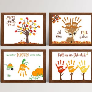 Puede incluir: Cuatro impresiones artísticas enmarcadas con temática otoñal. Una presenta un árbol con hojas coloridas y el texto "Happy Fall Y'all!". Otra muestra un ciervo con astas de huellas de manos y el texto "Oh Deer, Fall is here!". La tercera dice "The cutest PUMPKIN in the patch!". La última dice "Fall is in the Air".