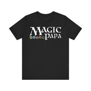 ¡MTG MAGIC PAPA! ¡Regalo perfecto para cualquier fanático de Magic the Gathering! Regalo divertido y único para papá de MTG Camiseta divertida para gamers Paquete de cartas de Magic Juego de cartas