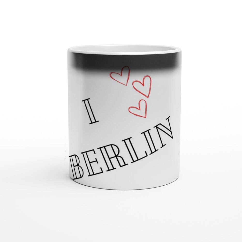 Berlin, Deutschland, leere Kaffeetasse liegt vor einem vollen