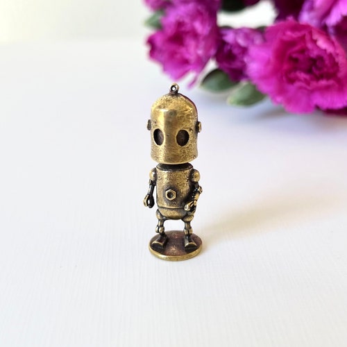 Bitsy, la figurine robot en laiton