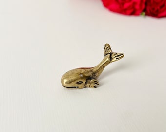 Figura de ballena de latón