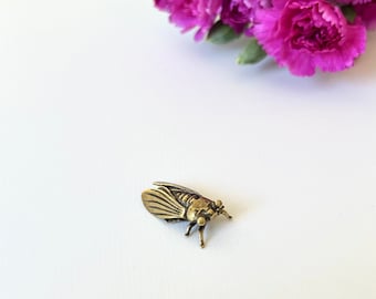 Figurilla de insecto cigarra de latón