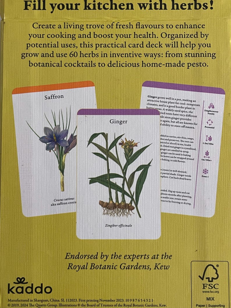 Peut inclure: Un jeu de cartes sur les herbes, avec des illustrations de safran et de gingembre. La carte de safran montre une fleur violette, et celle de gingembre, les racines et les feuilles. Le jeu est approuv&eacute; par les Jardins botaniques royaux de Kew.