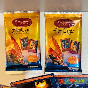 Puede incluir: Un letrero de madera rústica con la frase "Welcome to our home" en letras blancas. El letrero presenta un acabado envejecido y un diseño sencillo y acogedor.