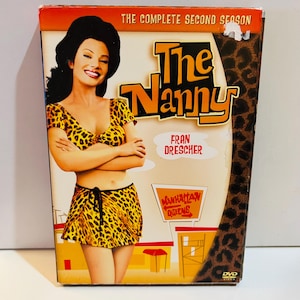 Può includere: Un cartello in legno rustico con la scritta "Welcome to our home" in lettere bianche. Il cartello presenta una finitura invecchiata e un design semplice e invitante, ideale per l'arredamento dell'ingresso.