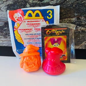 Crazy Bones 2000 Spielzeug Figur Cool Dude und Haggy mit Sticker Karte