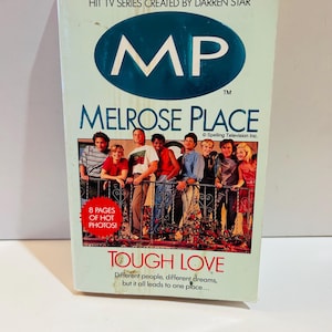 Może przedstawiać: Książka w miękkiej okładce zatytułowana "Melrose Place: Tough Love". Okładka zawiera zdjęcie grupowe obsady, logo serialu i tekst "8 stron gorących zdjęć!". Książka jest oparta na serialu telewizyjnym.