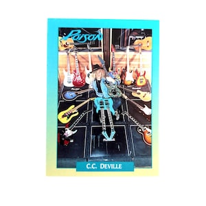 Puede incluir: Una tarjeta coleccionable con borde azul, que presenta a C.C. DeVille rodeado de guitarras eléctricas. El nombre de la banda "Poison" es visible en la parte superior. El texto "C.C. DeVille" está en la parte inferior.