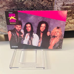 Op de afbeelding: Een ProSet Super Stars MusiCards-verzamelkaart met de band Extreme. De kaart heeft een roze en zwarte rand met de bandleden die poseren voor een grijze achtergrond. Het woord "Extreme" staat onderaan afgedrukt.