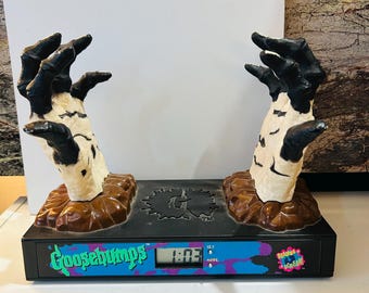 Reloj despertador y atril de Goosebumps de 1996 (raro). Funciona. Se vende tal cual.