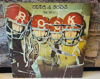 Puede incluir: Una portada de álbum de vinilo vintage para el álbum "Odds & Sods" de The Who. La portada presenta un collage de cuatro hombres con cascos de fútbol rojo y blanco con la palabra "ROCK" formada por los cascos.