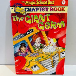 Puede incluir: Una portada vibrante de "The Magic School Bus Chapter Book: The Giant Germ" presenta un autobús escolar amarillo con personajes de dibujos animados. El título está en letras verdes grandes, sobre un fondo rojo con formas circulares.