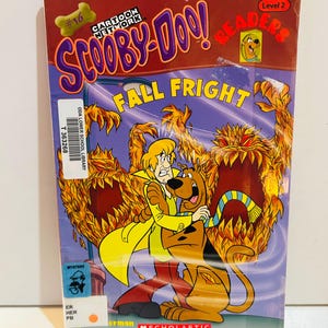 Puede incluir: Una taza de cerámica blanca con asa negra y el texto "But First, Coffee" en estilo manuscrito. La taza está sobre una superficie blanca. Para bebidas calientes.