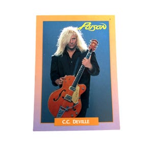 Puede incluir: Tarjeta coleccionable con C.C. DeVille sosteniendo una guitarra roja y marrón. La tarjeta tiene el nombre de la banda "Poison" en texto amarillo en la parte superior. El fondo es azul. La tarjeta tiene un borde naranja y el nombre "C.C. DeVille" en la parte inferior.