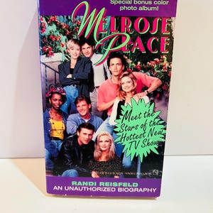 Może przedstawiać: Fioletowa okładka książki z tytułem "Melrose Place" w zielonym i różowym skrypcie. Okładka zawiera zdjęcie obsady z tekstem "Meet the Stars of the Hottest New TV Show" i "An Unauthorized Biography."