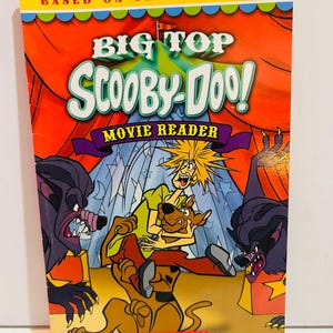 Puede incluir: Un juego de tres tazas de cerámica con un acabado mate moteado. Las tazas son de color crema, gris claro y gris oscuro. Cada taza tiene un diseño simple y minimalista.