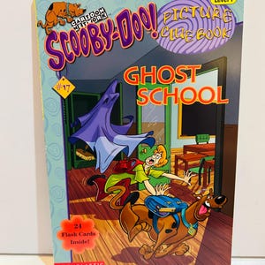 Puede incluir: Un juego de tres tazas de cerámica con un acabado mate moteado. Las tazas son en tonos crema, gris claro y gris oscuro. Cada taza tiene un diseño simple y minimalista, ideal para café o té.