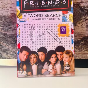 Könnte beinhalten: Ein Wortsuchbuch zum Thema "Friends". Das Cover zeigt das Logo der Serie und ein Foto der Schauspieler. Das Buch trägt den Titel "Word Search with Quips & Quotes" und hat eine Bandnummer. Der Hintergrund ist ein farbenfrohes Muster.