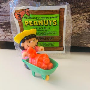 Figura de juguete de la Cajita Feliz de Peanuts Lucy's Apple Cart 1989