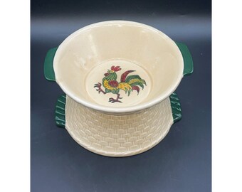 2 VTG Metlox Poppytrail Green Rooster Serving Bowl 7 in Handled Basketweave Bowl CA Provincial Farmhouse Kitchen USA Panchos