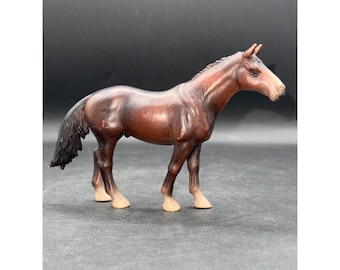 Schleich 2002 Purosangue inglese in pensione, modello in plastica, animale giocattolo dettagliato dipinto a mano, lungo 5 pollici, Germania