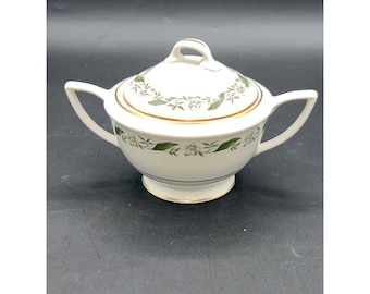 Azucarero Royal Jackson Magnolia con tapa. Descontinuado. Diseño floral. 11,4 cm de alto. Porcelana con detalles dorados.