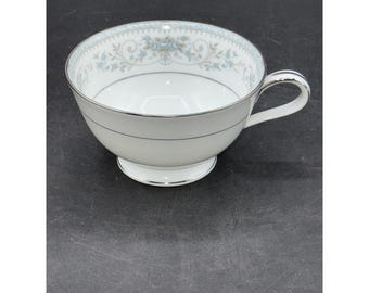 Taza de porcelana fina Noritake Colburn modelo 6107 con borde de platino y diseño floral, fabricada en Japón.