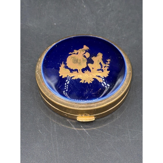 Vintage Limoges Porcelain Powder Compact Courting Couple Design  display picture 1