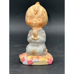 Goebel Hummel Figurine Praying Child On Quilt 4&quot; Vintage 1982 W Germany Ceramic Collectible