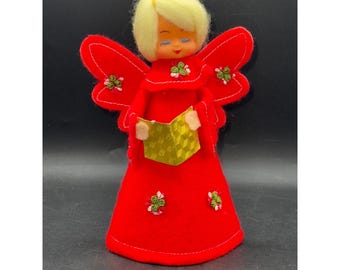 手作りの赤いフェルト製天使の置物、刺繍のディテールと金色の歌集付き。クリスマスのテーブルやツリーの飾り付けに最適。高さ約20cm（8インチ）。