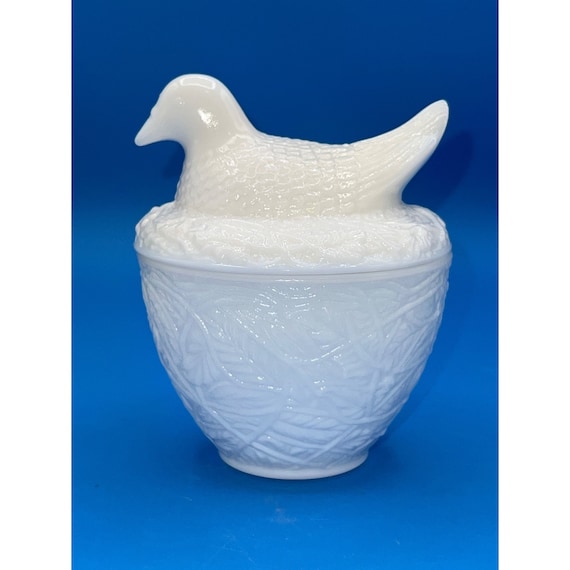ヴィンテージ AVON（エイボン）　ミルクガラス瓶 Vintage 1978 Avon Blue Milk Glass Victorian Style Pitcher