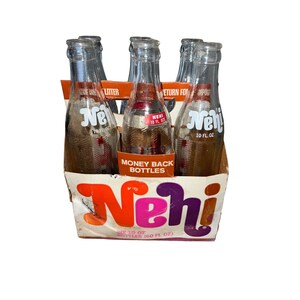 Bouteilles de soda à étiquette peinte JS des années 1970 Nehi Royal Crown Bottling Co, 10 oz, transporteur en carton de 9 1/2 po. de haut