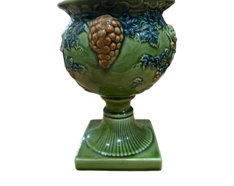 Vase sur pied Lefton en majolique verte, chérubin, fleur 7 po.