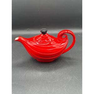 Vintage Halls Röd Keramik Tekanna Aladdin Virveldesign Svart Knopplock Tillverkad i USA Samlarobjekt Köksdekor