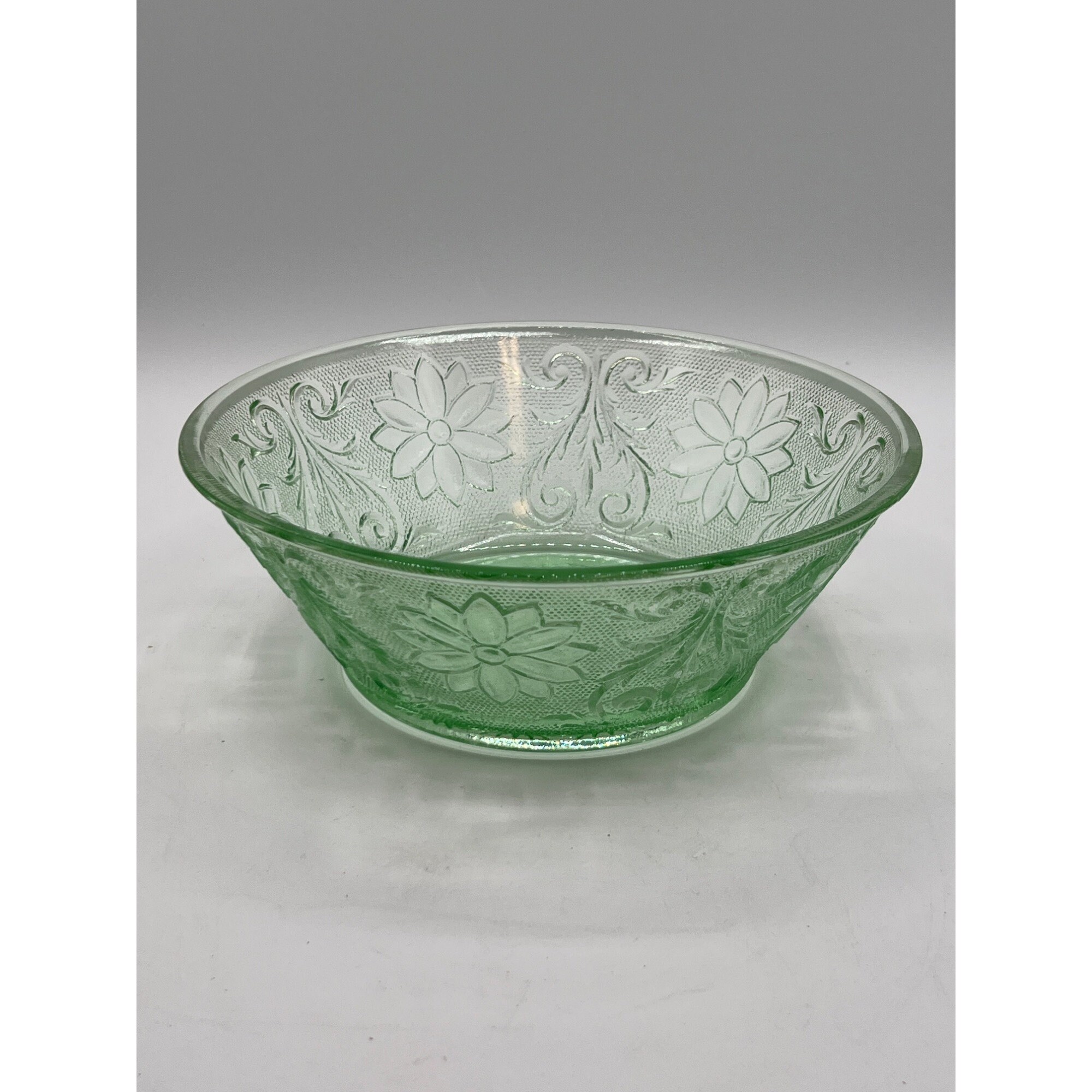 Tiara Indiana Glass Chantilly Green Sandwich 8.5 Vegetable Serving Bowl